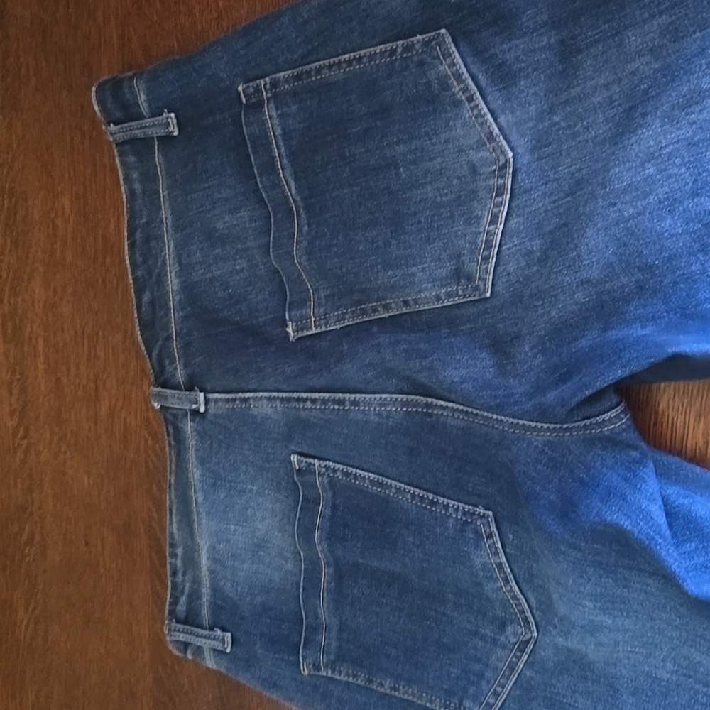 Women's Cropped Distressed Jeans - Picture 11 of 11